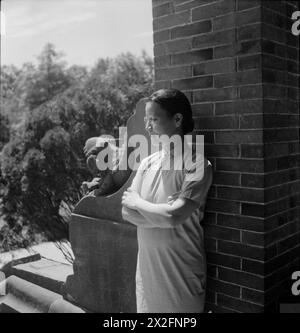 Cecil Beaton fotografierte während seiner Reise durch Indien, Burma und China 1943-1944 ein Schwarzweiß-Negativfoto, das das tägliche Leben, die Architektur, und Landschaften. Stockfoto