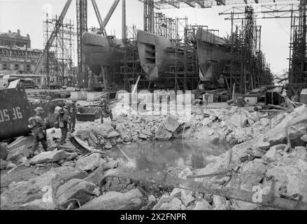 Drei U-Boote vom Typ XXI sind auf einem Bauschein in Hamburg, Deutschland, während der Produktion für die Deutsche Marine zwischen 1939 und 1945 gezeigt. Stockfoto