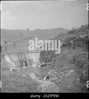 Schwarz-weiß-negativ von Cecil Beaton zeigt Landschaften, Dörfer und Soldaten in Indien, Birma und China zwischen 1943 und 1944. Stockfoto