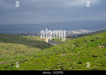 Betontrennmauer zwischen Israel und Palästina in den judäischen Ausläufern im Westjordanland Stockfoto