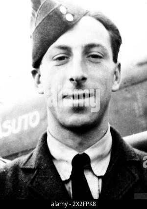 Foto von Piloten und Bodenpersonal der RAF Nr. 72 Basutoland Squadron, einschließlich Sergeant Gillard, das Personal in Uniform und Flugzeugvorbereitung zeigt. Stockfoto