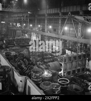 Eine Fotografie von Cecil Beaton aus dem Jahr 1943, die das Innere der Tyneside-Werften mit maritimen Arbeiten, einschließlich verschiedener Schiffskomponenten, die über den großen Arbeitsbereich angeordnet sind, zeigt. Stockfoto