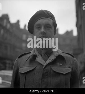 Porträts von Kriegsberichterstattern, darunter I.D. Struthers of Paramount, dokumentieren Journalisten, die während des Zweiten Weltkriegs aktiv waren Stockfoto