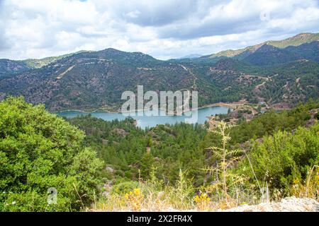 Kouris-Staudamm mit Stausee Troodos-Gebirge, Zypern Stockfoto