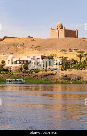 Das auf einem Hügel gelegene Mausoleum des Aga Khan III. Am Ufer des Nils in Assuan, Ägypten Stockfoto