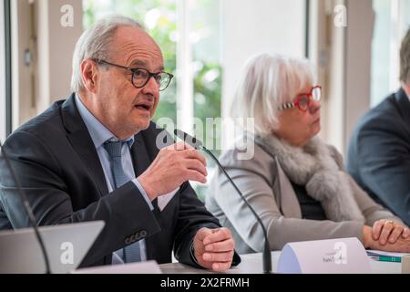 Coburg, Deutschland. April 2024. Hans Stiegler (l), Vizepräsident der Bayerischen Evangelischen Staatssynode, spricht neben Annekathrin Preidel (r), Synodenpräsidentin, auf einer Pressekonferenz auf der Frühjahrstagung der Landessynode der Evangelisch-Lutherischen Kirche in Bayern. Quelle: Daniel Vogl/dpa/Alamy Live News Stockfoto