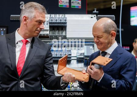 Hannover, Deutschland. April 2024. OLAF Scholz (SPD), Bundeskanzler, auf der Hannover Messe Hannover, 22. April 2024. Das Unternehmen Rittal produziert Schaltschranktechnik, Stromverteilung, Klimaanlage, IT-Infrastruktur und Software. Quelle: dpa/Alamy Live News Stockfoto