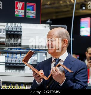 Hannover, Deutschland. April 2024. OLAF Scholz (SPD), Bundeskanzler, auf der Hannover Messe Hannover, 22. April 2024. Das Unternehmen Rittal produziert Schaltschranktechnik, Stromverteilung, Klimaanlage, IT-Infrastruktur und Software. Quelle: dpa/Alamy Live News Stockfoto