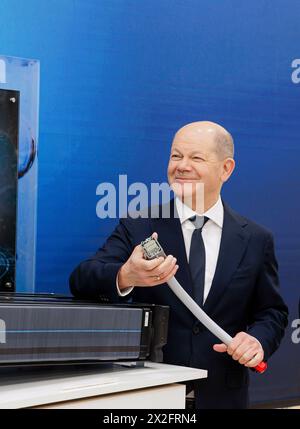 Hannover, Deutschland. April 2024. OLAF Scholz (SPD), Bundeskanzler, auf der Hannover Messe Hannover, 22. April 2024. TECO 2030 ist ein norwegisches Unternehmen für saubere Technologien, das emissionsfreie Technologien für die Seeschifffahrt und Schwerindustrie entwickelt. Quelle: dpa/Alamy Live News Stockfoto