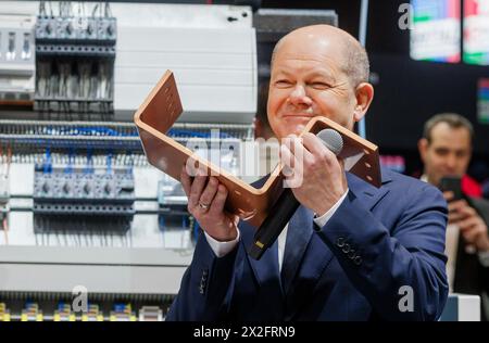 Hannover, Deutschland. April 2024. OLAF Scholz (SPD), Bundeskanzler, auf der Hannover Messe Hannover, 22. April 2024. Das Unternehmen Rittal produziert Schaltschranktechnik, Stromverteilung, Klimaanlage, IT-Infrastruktur und Software. Quelle: dpa/Alamy Live News Stockfoto
