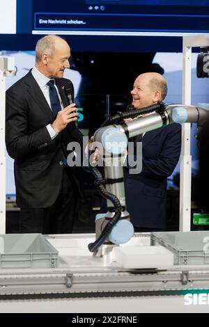 Hannover, Deutschland. April 2024. Roland Busch, CEO von Siemens und Olaf Scholz (SPD), Bundeskanzler, auf der Hannover Messe Hannover, 22. April 2024. Quelle: dpa/Alamy Live News Stockfoto