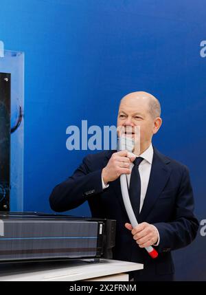 Hannover, Deutschland. April 2024. OLAF Scholz (SPD), Bundeskanzler, auf der Hannover Messe Hannover, 22. April 2024. TECO 2030 ist ein norwegisches Unternehmen für saubere Technologien, das emissionsfreie Technologien für die Seeschifffahrt und Schwerindustrie entwickelt. Quelle: dpa/Alamy Live News Stockfoto