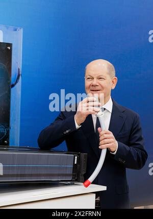 Hannover, Deutschland. April 2024. OLAF Scholz (SPD), Bundeskanzler, auf der Hannover Messe Hannover, 22. April 2024. TECO 2030 ist ein norwegisches Unternehmen für saubere Technologien, das emissionsfreie Technologien für die Seeschifffahrt und Schwerindustrie entwickelt. Quelle: dpa/Alamy Live News Stockfoto
