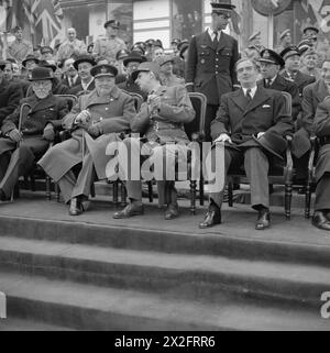 CHURCHILL BEI DER PARADE ZUM WAFFENSTILLSTAND IN PARIS - General de Gaulle im Gespräch mit Winston Churchill an der Saluting Base. Mr Eden befindet sich links von de Gaulle, Charles André Joseph Marie, Churchill, Winston Leonard Spencer, Eden, Anthony Stockfoto