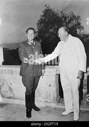 Winston Churchill trifft Marschall Josip Broz Tito von Jugoslawien 1944 während des Zweiten Weltkriegs in Neapel Stockfoto