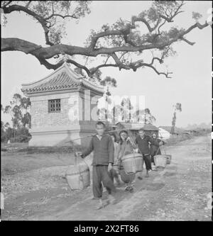 Schwarzweiß-Negativfoto von Cecil Beaton, das Menschen, Straßen und Landschaften in Indien, Burma und China zwischen 1943 und 1944 erfasst. Stockfoto