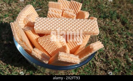 Leckere Wafer-Kekse, serviert in einer transparenten Schüssel. Waffeln mit Orangengeschmack süß und knusprig Stockfoto