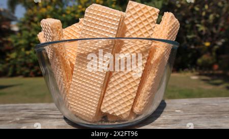 Leckere Wafer-Kekse, serviert in einer transparenten Schüssel. Waffeln mit Orangengeschmack süß und knusprig Stockfoto