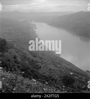 Ein Schwarz-weiß-negativ von Cecil Beaton zeigt Städte, Landschaften und Einheimische in Indien, Birma und China während seiner Tour 1943-1944. Stockfoto