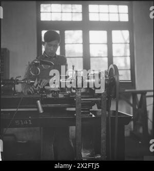 Ein Schwarz-weiß-Negativfoto von Cecil Beaton von seiner Reise durch Indien, Birma und China von 1943 bis 1944, das das Militär- und Zivilleben während des Zweiten Weltkriegs zeigt Stockfoto