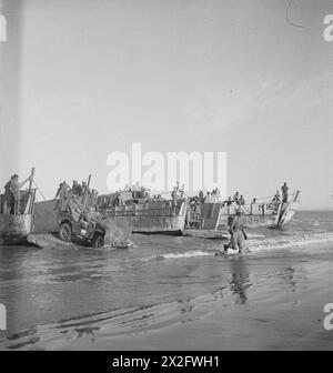Jeeps werden während der Arakan-Kampagne von Januar 1943 bis Mai 1945 auf Akyab Island entladen, die Teil der Burma-Kampagne im Zweiten Weltkrieg war Stockfoto