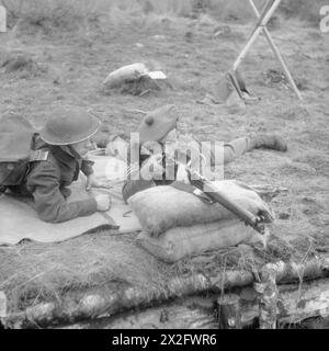 DIE BRITISCHE ARMEE IM VEREINIGTEN KÖNIGREICH 1939-45 – Ein Sergeant-Ausbilder mit den Royal Scots Fusiliers zeigt einem Rekruten, wie man das SMLE Mk III Lee-Enfield-Gewehr korrekt in der Bauchschussposition hält, 31. August 1942 britische Armee, Royal Scots Fusiliers Stockfoto