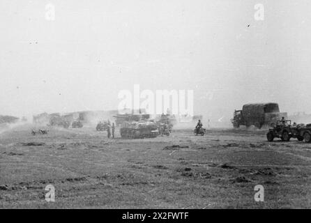 DIE POLNISCHE ARMEE IM NORMANDIE-FELDZUG, 1944 – gepanzerte Kolonne der 1. Polnischen Panzerdivision in Bewegung während der Schlacht von Falaise Pocket polnische Armee, polnische Streitkräfte im Westen, 1. Panzerdivision Stockfoto