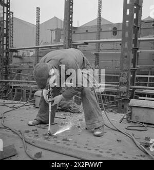 MÄNNER UND FRAUEN HINTER GROSSBRITANNIENS SCHIFFEN. MAI 1945, YARGARS MARINESCHIFT, GLASGOW. - Ein Brenner am Deck eines Zerstörers Yarrow & Company Limited, Glasgow, Schiffbauer Stockfoto