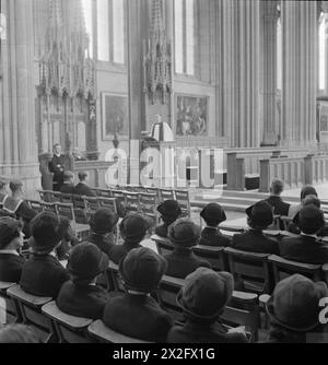 Mitglieder des Royal Naval Service der Frauen und Seeleute nehmen an einem gemeinsamen Gottesdienst teil. Stockfoto
