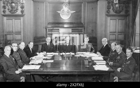 DAS LUFTMINISTERIUM, 1939-1945. - Der Air Council in der Sitzung im Adastral House, London. Sie sind, (von links nach rechts); Sir Harold Howitt (zusätzliches Mitglied), Air Chief Marshal Sir Christopher Courtney (Air Member for Supply and Organisation), Air Marshal Sir Bertine Sutton (Air Member for Personals), Lord Sherwood (Joint Parliamentary UnderSecretary of State for Air), Captain The H Balfour (Joint Parliamentary UnderSecretary of State for Air, Sir Archibald Sinclair (Sekretär von Ste for Air und Präsident des Air Council), Marschall der Royal Air Force Stockfoto