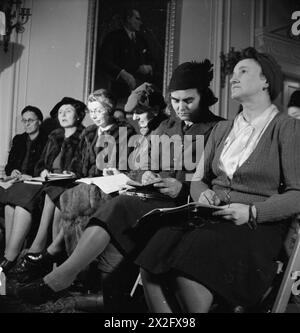 BRITEN LERNEN TÜRKISCH: ERWACHSENENBILDUNG IN LONDON, 1943 – Eine Gruppe britischer Frauen hört ihren Lehrern während eines Türkisch-Sprachkurses an der Londra Turk Halkevi zu. Hier findet zweimal pro Woche Unterricht statt. Unter den Frauen sind: zweitens von links Miss Crackenthorpe, die nach dem Krieg die Türkei besuchen und dort vielleicht einen Job bekommen will, drittens von links ist Frau Hilda Beaufoy, die sich für Sprachen interessiert, und zweitens von rechts Frau Langdale Brown, die Musikerin ist und alles Türkische liebt. Sie hofft, die Türkei nach dem Krieg zu besuchen und lernt die Sprache in Vorbereitung auf einen solchen Besuch Stockfoto