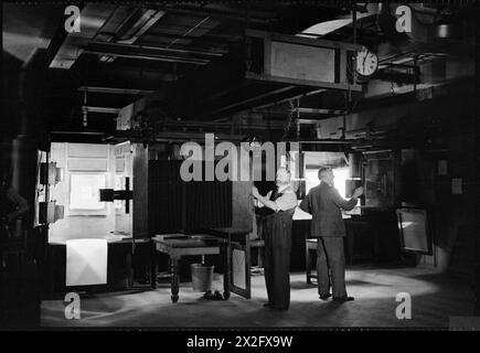 DIE ENTSTEHUNG Einer MODERNEN ZEITUNG: DIE PRODUKTION VON 'THE DAILY MAIL' IN KRIEGSZEITEN, LONDON, UK, 1944 - im Fotostudio und in der Werkstatt in den Büros der Daily Mail stellten zwei Fotografen ihre großen Kopierkameras auf Stockfoto