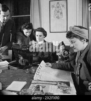 BRITONS LERNEN TÜRKISCH: ERWACHSENENBILDUNG IN LONDON, 1943 - britische Associate Mitglieder der Londra Turk Halkevi lesen Kopien der türkischen Zeitschrift Cephe, um ihnen beim Studium der Sprache zu helfen. Von links nach rechts sind sie: Mr. J P Hardy, Miss Nora Bagguley, Miss K Griffin und Miss Blundell. Die meisten lernen Türkisch aus geschäftlichen Gründen. Hinter ihnen an der Mauer befindet sich ein altes Kaiserdekret, geschrieben in altrarabischer Schrift. Sie wurde den Halkevi von Sultan Mahmut überreicht Stockfoto