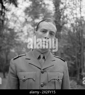 Porträts des Kriegskorrespondenten A. E. Connolly, der seine Arbeit und Präsenz während der Militärberichterstattung dokumentiert. Stockfoto