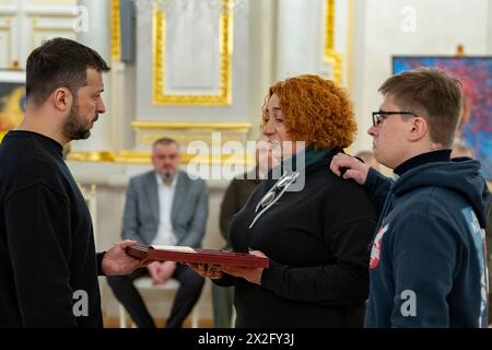 Kiew, Ukraine. April 2024. Der ukrainische Präsident Wolodymyr Zelenskyj, links, überreicht der Familie eines Militärhelden den den Goldenen Sternenorden während einer Zeremonie in der Preishalle des Mariinski-Palastes am 22. April 2024 in Kiew, Ukraine. Kredit: Ukrainischer Ratsvorsitz/Pressestelle Des Ukrainischen Präsidenten/Alamy Live News Stockfoto