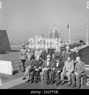 Am 16. September 1944 treffen sich Winston Churchill und Präsident Franklin D. Roosevelt auf der Terrasse der Zitadelle in Québec während der zweiten Konferenz in Québec mit den alliierten Stabschefs. Stockfoto