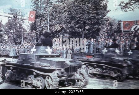 DIE DEUTSCH-SOWJETISCHE INVASION POLENS, 1939 – Hitler überblickt eine Siegesparade in Warschau nach Abschluss des gemeinsamen nationalsozialistischen Feldzugs gegen Polen am 5. Oktober 1939. Ein Geschwader des deutschen Pzkpfw i Ausf. B-Tanks passieren die Salutierbasis. Der zweite Weltkrieg begann, als Deutschland am 1. September 1939 in Polen einmarschierte. Großbritannien und Frankreich erklärten als Reaktion den Krieg, aber trotz früherer Zusicherungen taten sie nichts, um den Polen zu helfen. Hitler, der sich auf westliche Duldung stützte, hatte bereits einen Nichtangriffspakt mit seinem ideologischen Feind, der Sowjetunion, geschlossen, die einen eigenen Angriff gestartet hatte Stockfoto