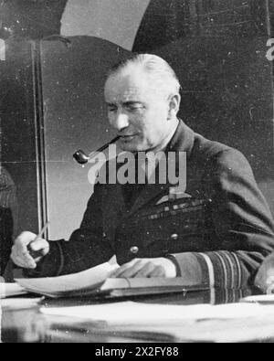 DAS LUFTMINISTERIUM, 1939-1945. - Der Air Council in der Sitzung im Adastral House, London: Air Chief Marshal Sir Wilfrid R Freeman, Vice-Chief of the Air Staff Freeman, Wilfred Rhodes, Air Ministry Stockfoto