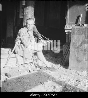 Ein Schwarzweiß-Negativfoto, das Cecil Beaton während seiner Reise durch Indien, Birma und China zwischen 1943 und 1944 aufgenommen hat und zivile und militärische Szenen dokumentiert. Stockfoto