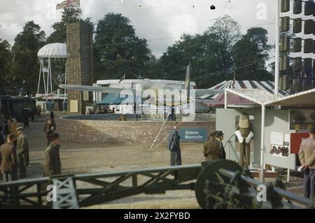 ARMY EXHIBITION AT CARDIFF, 1944 - die Ausstellung, die durch Großbritannien tourte, wird im Municipal Park in Cardiff gezeigt. In der Bildmitte befindet sich ein Segelflugzeug Stockfoto