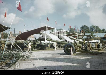 ARMY EXHIBITION AT CARDIFF, 1944 - die Ausstellung, die durch Großbritannien tourte, wird im Municipal Park in Cardiff gezeigt. Auf dem Bild ist ein Teil der Royal Artillery ausgestellt Stockfoto