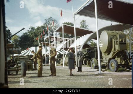 ARMY EXHIBITION AT CARDIFF, 1944 - die Ausstellung, die durch Großbritannien tourte, wird im Municipal Park in Cardiff gezeigt. Auf dem Bild befindet sich ein Teil der Royal Artillery, mit einem Suchscheinwerfer auf der rechten Seite Stockfoto