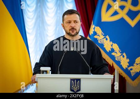 Kiew, Ukraine. April 2024. Der ukrainische Präsident Wolodymyr Zelenskyj, links, hält eine Rede vor einer Zeremonie zur Verleihung von Medaillen an Familien militärischer Helden in der Preishalle des Mariinski-Palastes am 22. April 2024 in Kiew, Ukraine. Kredit: Ukrainischer Ratsvorsitz/Pressestelle Des Ukrainischen Präsidenten/Alamy Live News Stockfoto