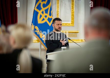 Kiew, Ukraine. April 2024. Der ukrainische Präsident Wolodymyr Zelenskyj, links, steht für die Nationalhymne vor einer Zeremonie zur Verleihung von Medaillen an Familien militärischer Helden in der Preishalle des Mariinski-Palastes am 22. April 2024 in Kiew, Ukraine. Kredit: Ukrainischer Ratsvorsitz/Pressestelle Des Ukrainischen Präsidenten/Alamy Live News Stockfoto