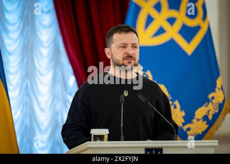 Kiew, Ukraine. April 2024. Der ukrainische Präsident Wolodymyr Zelenskyj, links, hält eine Rede vor einer Zeremonie zur Verleihung von Medaillen an Familien militärischer Helden in der Preishalle des Mariinski-Palastes am 22. April 2024 in Kiew, Ukraine. Kredit: Ukrainischer Ratsvorsitz/Pressestelle Des Ukrainischen Präsidenten/Alamy Live News Stockfoto