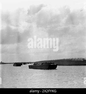 ROYAL MARINE KOMMANDOS ÜBERFALLEN DIE MAAS IM APRIL 1945. - Eine Flotte Landungsboote, die Marines eines Kommandos über die Maas transportieren Stockfoto