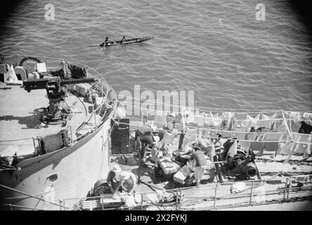 DAKAR BETRIEB. SEPTEMBER 1940 AN BORD DER SS WESTLAND AUF SEE. - Waschtag an Bord des französischen Sloop COMMANDANT DUBOC Stockfoto