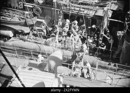 DAKAR BETRIEB. SEPTEMBER 1940 AN BORD DER SS WESTLAND AUF SEE. - Französische Marines, die den französischen Sloop COMMANDANT DUBOC nach den Operationen verlassen haben Stockfoto