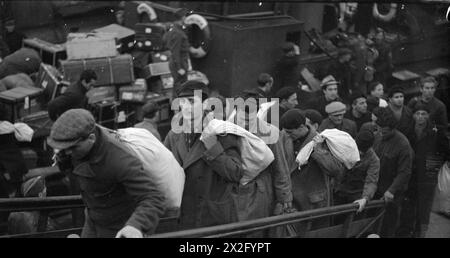 DEUTSCHE UND ITALIENISCHE GEFANGENE KOMMEN AUS NORDAFRIKA NACH GROSSBRITANNIEN. 18. DEZEMBER 1942, GREENOCK. - Gefangene, bestehend aus deutschen Fliegern, italienischen Marine und Handelsleuten, die in einem britischen Hafen aussteigen Stockfoto