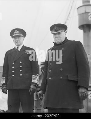 PREMIERMINISTER WINSTON CHURCHILL BESUCHT DIE USA, MAI 1943 - Admiral der Flotte Sir Dudley Pound und Premierminister auf Deck der SS-KÖNIGIN MARY Churchill, Winston Leonard Spencer, Pound, Alfred Dudley Pickman Rogers, Merchant Navy, QUEEN MARY (SS) Stockfoto